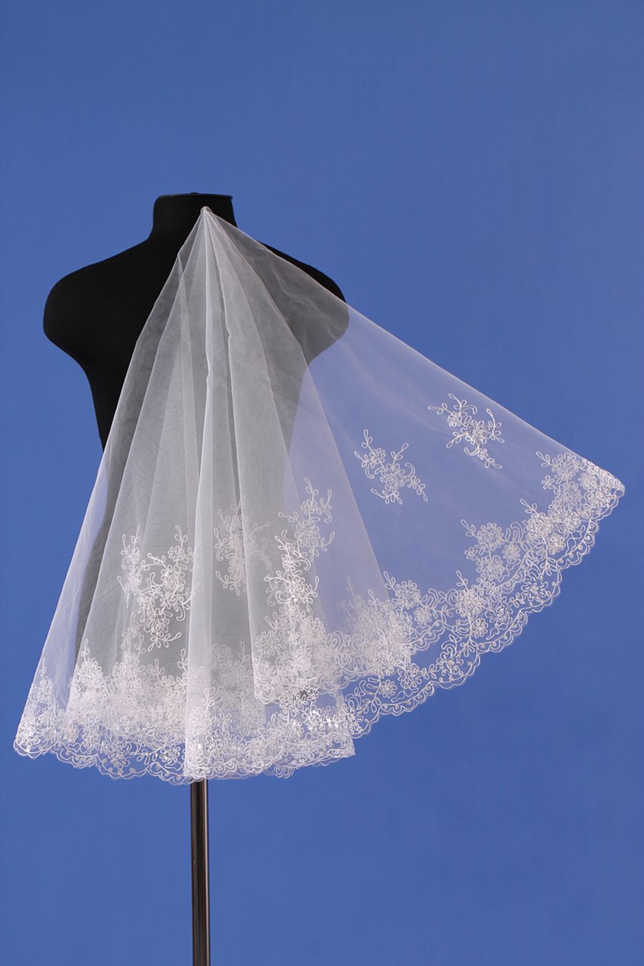 Свадебная фата, украшенная большим количеством вышивки № KBV011-1	 - 3